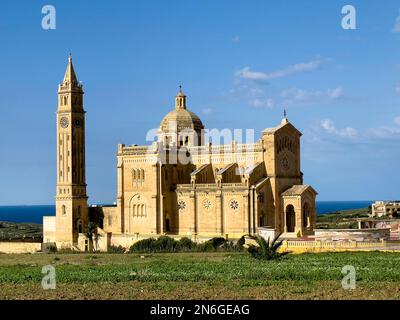 Santuario Nazionale Basilica Madonna ta' Pinu in stile neoromanico, Basilica della Beata Vergine di Ta' Pinu, Gharb, Isola di Gozo, Malta Foto Stock