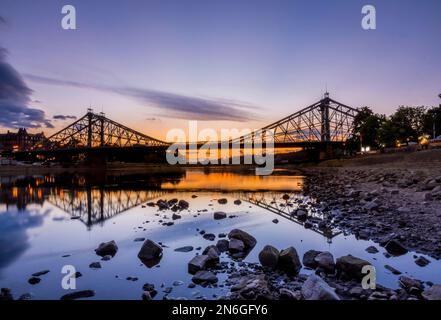 Ponte 'Blaues Wunder' a Dresda sul fiume Elba, ponte Blue Wonder a Dresda, immagine di un ponte riflesso sull'acqua di notte, Dresda Foto Stock