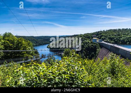 Titan RT ponte sospeso su corda Rappbodetalsperre (diga di Rappbode) nei monti Harz in Germania. Foto Stock