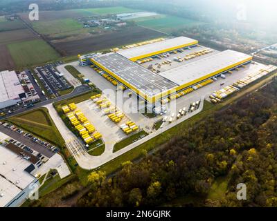 Vista aerea, centro di spedizione di Deutsche Post e DHL, Obertshausen, Assia, Germania Foto Stock