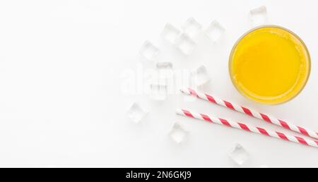 vista dall'alto bicchiere di succo d'arancia con cannuccia spazio copia (1). Risoluzione e foto di alta qualità Foto Stock