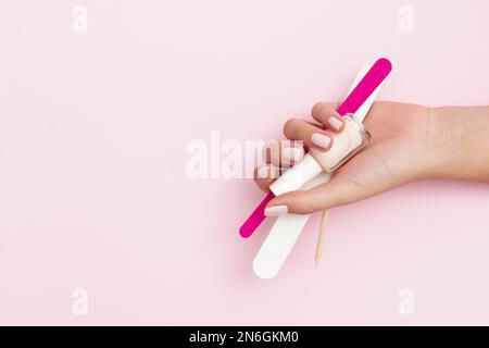 donna che tiene attrezzi di manicure con spazio di copia. Risoluzione e foto di alta qualità Foto Stock