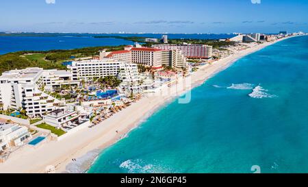 Aereo della zona hotel con le acque turchesi di Cancun, Quintana Roo, Messico Foto Stock