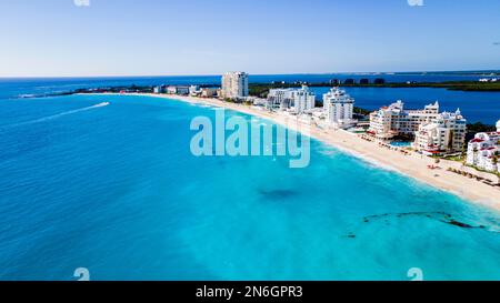 Aereo della zona hotel con le acque turchesi di Cancun, Quintana Roo, Messico Foto Stock