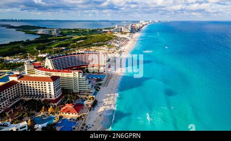 Aereo della zona hotel con le acque turchesi di Cancun, Quintana Roo, Messico Foto Stock