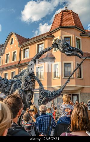 Spettacolo di strada dei giganti preistorici durante l'autunno 30th e il festival del vino Radebeul, Sassonia, Germania Foto Stock