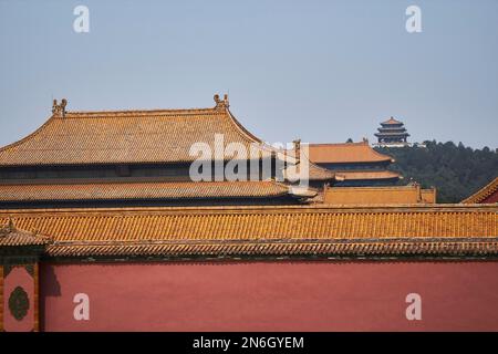 Tetti della Città Proibita con il Parco Jingshan e il Padiglione Wanchun Ting sullo sfondo, Pechino, Cina Foto Stock