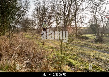 Un ciclista sulla Formatine e Buchan Way vicino a Auchnagatt Aberdeenshire Foto Stock