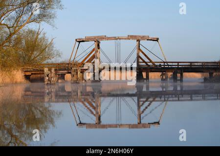 Storico ponte levatoio in legno sul Trebel vicino a Nehringen, Peene Valley River Landscape Nature Park, Meclemburgo-Pomerania occidentale, Germania Foto Stock