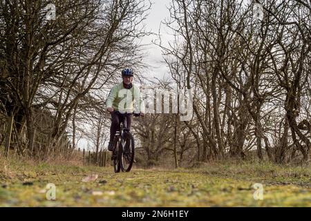 Un ciclista sulla Formatine e Buchan Way vicino a Auchnagatt Aberdeenshire Foto Stock