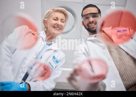 Ricerca, DNA e scienza da parte di scienziati in analisi con campione in laboratorio sorriso e felice per i risultati. Professionista, esperto e tecnico medico in un Foto Stock