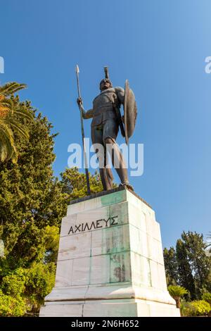 Statua di Achille nel giardino dell'Achilleion sull'isola di Corfù Foto Stock
