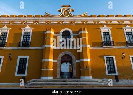 Edifici coloniali, sito patrimonio dell'umanità dell'UNESCO, la storica città fortificata di Campeche, Campeche, Messico Foto Stock