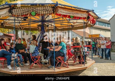Teatro Carousel spettacolo durante l'autunno e il festival del vino Radebeul 2022, Altkötschenbroda, Radebeul, Sassonia, Germania Foto Stock