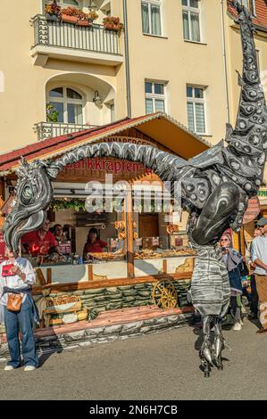 Spettacolo di strada dei giganti preistorici durante l'autunno 30th e il festival del vino Radebeul, Sassonia, Germania Foto Stock