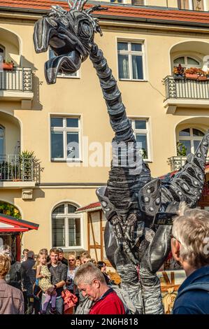 Spettacolo di strada dei giganti preistorici durante l'autunno 30th e il festival del vino Radebeul, Sassonia, Germania Foto Stock