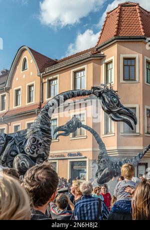 Spettacolo di strada dei giganti preistorici durante l'autunno 30th e il festival del vino Radebeul, Sassonia, Germania Foto Stock