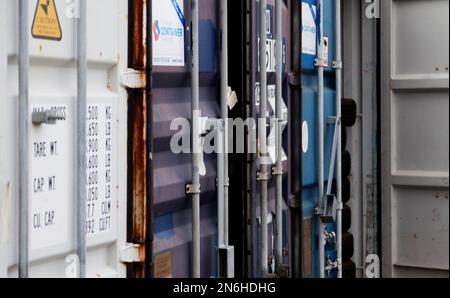 Umea, Norrland Svezia - 13 maggio 2020: Diversi contenitori in fila con portelli Foto Stock