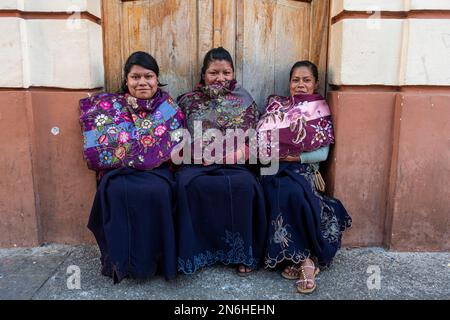 Mercanteggiatrici Tzotzil locali che hanno una chat, San Christobal de la Casa, Chiapas, Messico Foto Stock