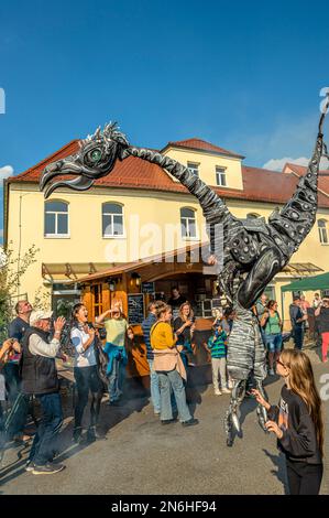 Spettacolo di strada dei giganti preistorici durante l'autunno 30th e il festival del vino Radebeul, Sassonia, Germania Foto Stock