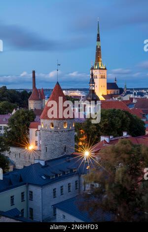 Vista delle torri delle fortificazioni della città e della chiesa di Olai (Oleviste kogudus) dalla città alta, Tallinn, Estonia Foto Stock
