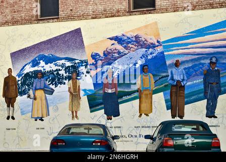 I nostri antenati il nostro futuro murale di Jean Lamarr e Jack Morotte all'angolo di Main Street e Lassen Street a Susanville, California, USA Foto Stock