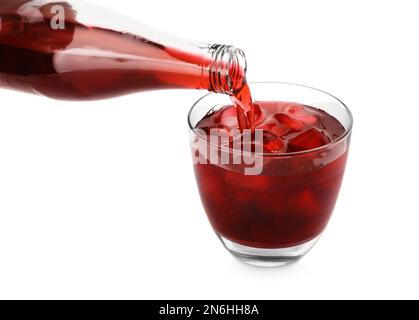 Versare l'acqua di soda dell'uva in vetro su fondo bianco, primo piano. Bevanda rinfrescante Foto Stock