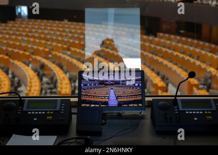 Belgio / Bruxelles 09/02/2023, Nicolas Landemard / le Pictorium - illustrazione dell'emiciclo del Parlamento europeo - 09/02/2023 - Belgio / Bruxelles / Bruxelles - l'emiciclo vuoto del Parlamento europeo visto da una cabina di interpretazione. Foto Stock