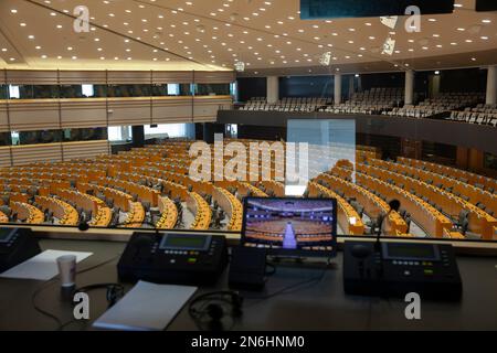 Belgio / Bruxelles 09/02/2023, Nicolas Landemard / le Pictorium - illustrazione dell'emiciclo del Parlamento europeo - 09/02/2023 - Belgio / Bruxelles / Bruxelles - l'emiciclo vuoto del Parlamento europeo visto da una cabina di interpretazione. Foto Stock