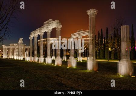 Abstracta installazione in serata, Parco Galitskogo, Krasnodar, Russia Foto Stock