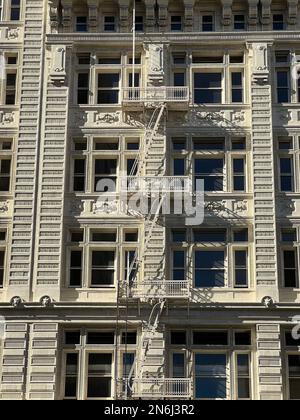 Uno scatto verticale dell'esterno del Broadway Trade Center nel centro di Los Angeles, USA Foto Stock
