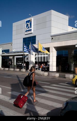 passeggeri attraversamento pedonale di atene aeroporto internazionale sparta-artemida eleftherios venizelos atene grecia Foto Stock