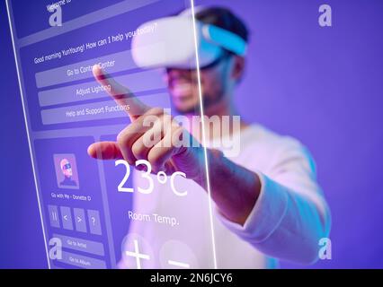 Futuro, overlay o uomo a digitare in metaverse su sfondo viola ricerca, cyber o scifi su overlay digitale. Schermo UX, utente di realtà virtuale o felice Foto Stock