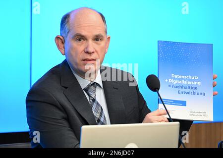 Stoccarda, Germania. 10th Feb, 2023. Jan Wacke, Senior Official dell'Ufficio del Commissario di Stato per la protezione dei dati e la libertà d'informazione del Baden-Württemberg, presenta il rapporto sulla protezione dei dati dell'anno 2022 in una conferenza stampa presso il parlamento di Stato. Credit: Bernd Weißbrod/dpa/Alamy Live News Foto Stock