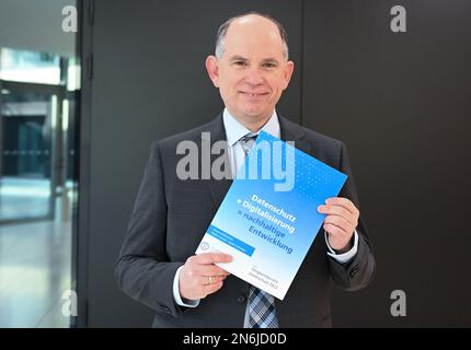 Stoccarda, Germania. 10th Feb, 2023. Jan Wacke, Senior Official dell'Ufficio del Commissario di Stato per la protezione dei dati e la libertà d'informazione del Baden-Württemberg, presenta il rapporto sulla protezione dei dati dell'anno 2022 in una conferenza stampa presso il parlamento di Stato. Credit: Bernd Weißbrod/dpa/Alamy Live News Foto Stock