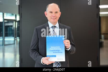 Stoccarda, Germania. 10th Feb, 2023. Jan Wacke, Senior Official dell'Ufficio del Commissario di Stato per la protezione dei dati e la libertà d'informazione del Baden-Württemberg, presenta il rapporto sulla protezione dei dati dell'anno 2022 in una conferenza stampa presso il parlamento di Stato. Credit: Bernd Weißbrod/dpa/Alamy Live News Foto Stock