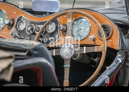 The Shuttleworth Collection , un museo aeronautico e automobilistico funzionante presso l'Old Warden Aerodrome MG Foto Stock