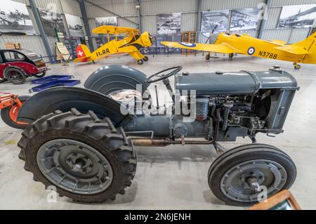 The Shuttleworth Collection , un museo aeronautico e automobilistico funzionante presso il vecchio aeroporto di Warden Little Grey Fergie - Ferguson Tractor Foto Stock