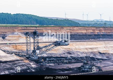Enorme escavatore a pala nella miniera di lignite opencast Hambach, nell'area del Reno in Germania Foto Stock