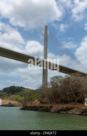 Il Centennial Bridge attraversa il canale di Panama sul taglio di Culebra ed è parte dell'autostrada Panamericana. Panama. Foto Stock