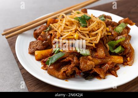 Bulgogi condito con Gochujang. Cibi con germogli di maiale e di fagioli. Cultura gastronomica coreana Foto Stock