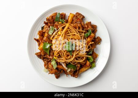 Bulgogi condito con Gochujang. Cibi con germogli di maiale e di fagioli. Cultura gastronomica coreana Foto Stock