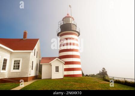 Faro di West Quoddy Head sul punto più orientale degli Stati Uniti vicino a Lubec, costa atlantica del Maine, USA Foto Stock