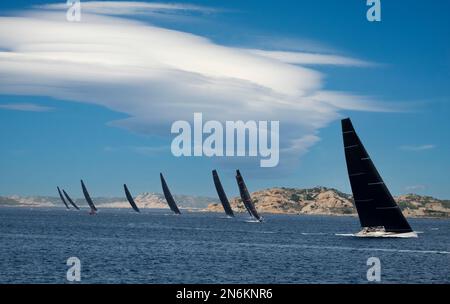 Un gran numero di barche a vela che gareggiano in regata, in Sardegna, Italia Foto Stock