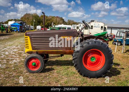 Fort Meade, FL - 22 febbraio 2022: Vista laterale in prospettiva alta di un trattore Oliver 66 Standard 1949 in occasione di una fiera automobilistica locale. Foto Stock