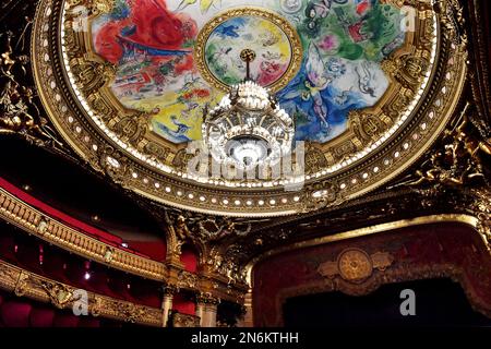 il famoso soffitto dipinto all'interno del Palais Garnier (Opera di Parigi), creato dall'artista Marc Chagall e svelato nel 1964 Foto Stock