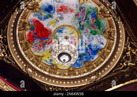 il famoso soffitto dipinto all'interno del Palais Garnier (Opera di Parigi), creato dall'artista Marc Chagall e svelato nel 1964 Foto Stock