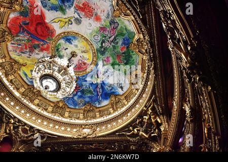 il famoso soffitto dipinto all'interno del Palais Garnier (Opera di Parigi), creato dall'artista Marc Chagall e svelato nel 1964 Foto Stock