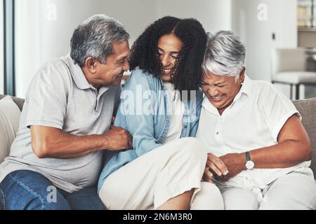 Amore, famiglia felice e genitori anziani con figlia ridere, giocare e divertirsi divertente scherzo insieme. Sorriso di vacanza, casa di vacanza e divertimento anziani Foto Stock