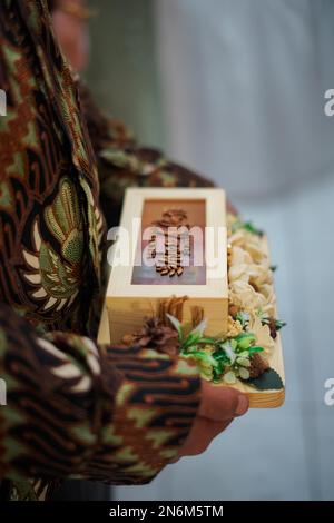 uomo in possesso di un regalo di nozze Foto Stock